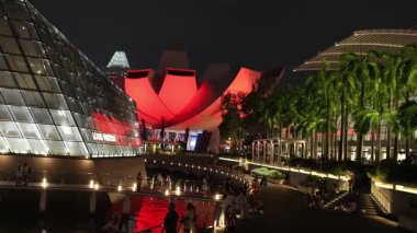 Singapur-4 Haziran 2025: Gece Singapur 'daki Sanat Bilimleri Müzesi. Sergide sanat, bilim, kültür ve teknolojinin harmanlandığı büyük sergiler yer alıyor.