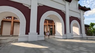 Singapur-7 Haziran 2025: Çin Bahçesinin girişinde Kapı Kemeri, Singapur.