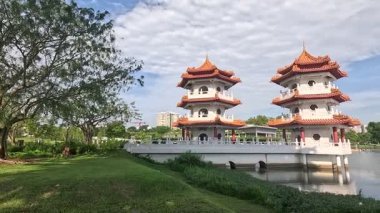 Singapur-7 Haziran 2025: Çin Bahçesi, Singapur 'daki İkiz Pagoda. Çin 'in Bahar-Sonbahar Kulelerinin kopyaları. Üç katlı mucizeler gibi birbirlerine bakıyorlar.