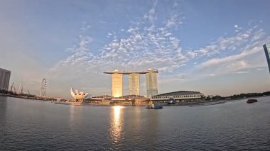 Singapur-4 Haziran 2025 Marina Bay Sands binasının mavi gökyüzü manzarası. Singapur siluetinin üzerinde yükselen Marina Körfezi Sands, canlı şehir bölgesinin kalbinde bir dönüm noktasıdır.