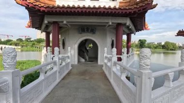 Singapur-7 Haziran 2025: Çin Bahçesi, Singapur 'daki İkiz Pagoda. Çin 'in Bahar-Sonbahar Kulelerinin kopyaları. Üç katlı mucizeler gibi birbirlerine bakıyorlar.