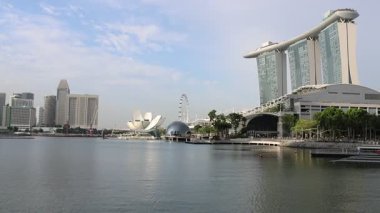 Singapur-4 Haziran 2025 Marina Bay Sands binasının mavi gökyüzü manzarası. Singapur siluetinin üzerinde yükselen Marina Körfezi Sands, canlı şehir bölgesinin kalbinde bir dönüm noktasıdır.