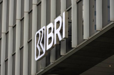 Singapur-4 Haziran 2025: Singapur 'daki ofis binasında BRI bankasının imzası. BRI veya PT Bank Rakyat Endonezya (Persero) Tbk, Endonezya 'nın en büyük devlet bankasıdır.