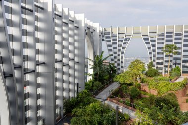 Singapur-4 Haziran 2025: Singapur 'daki CapitaSpring Binası' nın çatı bahçesi. Bir gözlemevi güvertesi ve bir çatı bahçesi içerir..