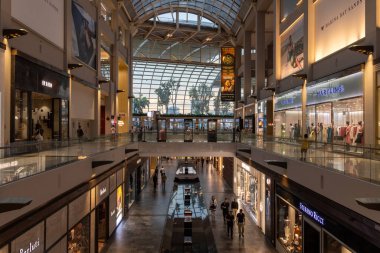 Singapur-4 Haziran 2025: The Shoppes at Marina Bay Sands, Singapur 'un iç mekanı. The Shoppes belki de Singapur 'daki en lüks alışveriş merkezidir.