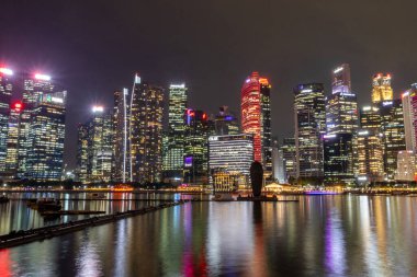 Singapur-4 Haziran 2025: Singapur Skyline ve Marina Körfezi 'ndeki gökdelenlerin gece manzarası