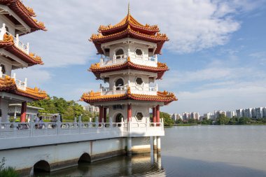 Singapur-7 Haziran 2025: Çin Bahçesi, Singapur 'daki İkiz Pagoda. Çin 'in Bahar-Sonbahar Kulelerinin kopyaları. Üç katlı mucizeler gibi birbirlerine bakıyorlar.