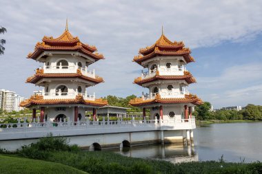 Singapur-7 Haziran 2025: Çin Bahçesi, Singapur 'daki İkiz Pagoda. Çin 'in Bahar-Sonbahar Kulelerinin kopyaları. Üç katlı mucizeler gibi birbirlerine bakıyorlar.