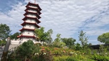 Singapur-7 Haziran 2025: Singapur 'daki Çin Bahçesi' nin içinde bulut pagoda kulesi. Bulut Pagoda en ikonik mimari özelliktir.