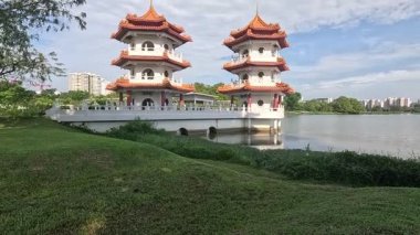 Singapur-7 Haziran 2025: Çin Bahçesi, Singapur 'daki İkiz Pagoda. Çin 'in Bahar-Sonbahar Kulelerinin kopyaları. Üç katlı mucizeler gibi birbirlerine bakıyorlar.