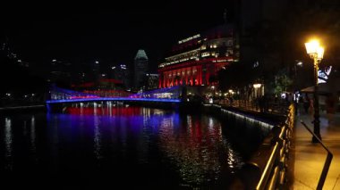 Singapur-4 Haziran 2025: Geceleyin Cavenagh Köprüsü, Singapur 'da güzel bir ışık..