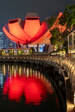 Singapur-4 Haziran 2025: Gece Singapur 'daki Sanat Bilimleri Müzesi. Sergide sanat, bilim, kültür ve teknolojinin harmanlandığı büyük sergiler yer alıyor.