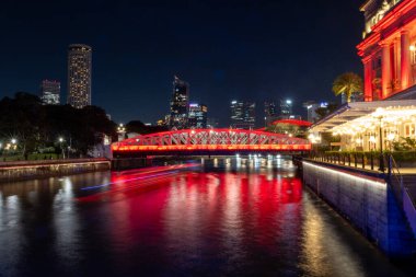 Singapur-4 Haziran 2025: Singapur 'da güzel bir ışıkla Anderson Köprüsü. Anderson Köprüsü Singapur Nehri boyunca uzanan bir yaya köprüsü..