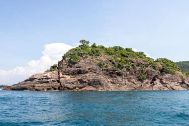 Malezya, Redang Adası Long Beach 'te güzel ve eşsiz bir kaya oluşumu..