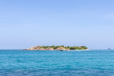 Malezya, Redang Adası civarındaki küçük bir ada. Redang Adası kristal berrak suyu ve beyaz kumlu plajlarıyla tanınır.