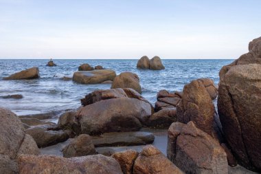 Kuantan, Malezya 'daki Teluk Cempedak Sahili' nde eşsiz bir kaya oluşumu. Resimli ve popüler bir yerdir.