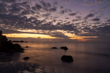 Kuantan, Malezya 'da bulunan Palm Beach olarak da bilinen Teluk Cempedak' ta gün doğumu