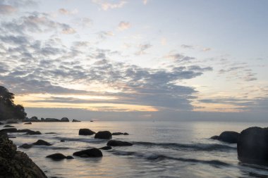 Kuantan, Malezya 'da bulunan Palm Beach olarak da bilinen Teluk Cempedak' ta gün doğumu