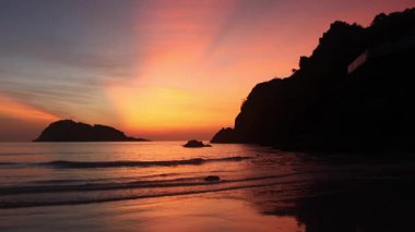 Malezya, Redang Adası 'nda nefes kesen gün doğumu. Parlak güneş ışığı ve renkli gökyüzü, doğal güzelliği arttırıyor.