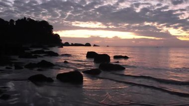 Kuantan, Malezya 'da bulunan Palm Beach olarak da bilinen Teluk Cempedak' ta gün doğumu