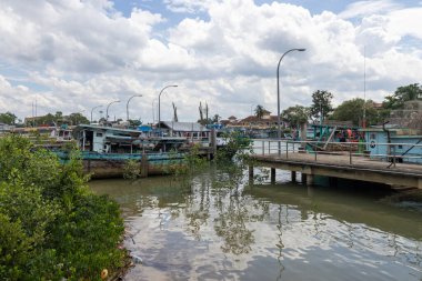 Mersing, Malezya - 17 Haziran 2025: Mersing, Malezya 'da yerel balıkçı iskelesi. Mersing, Malezya 'nın güneydoğu kesiminde yer alan tuhaf bir kıyı kasabasıdır.