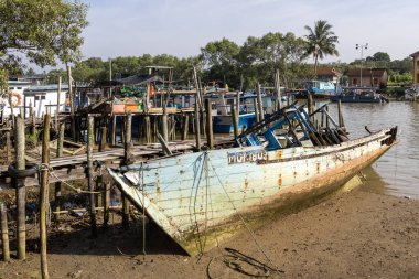 Mersing, Malezya - 13 Haziran 2025: Malezya 'daki Mersing iskelesinde eski bir balıkçı teknesi. Mersing, açık deniz balıkçılığı ve kelong balıkçılığı gibi çeşitli balıkçılık olanakları sunuyor