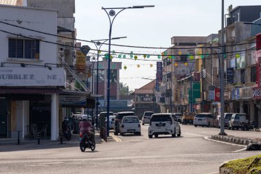 Mersing, Malezya - 13 Haziran 2025: Malezya 'daki Mersing kasabasının sokak manzarası. Mersing, yakınlardaki birkaç adaya gemi ve tekne bağlayan feribot iskelesi limanlarıyla ünlüdür.