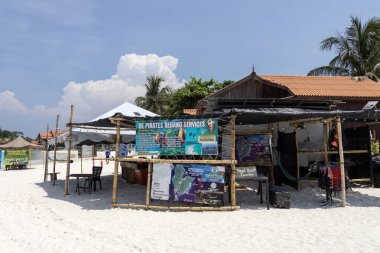 Redang Adası, Malezya - 14 Haziran 2025: Redang Adası 'nda turistlere tekne ve ulaşım hizmetleri sağlamak için kurulmuş.