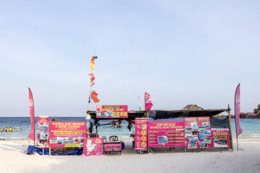 Redang Adası, Malezya - 14 Haziran 2025: Redang Adası 'nda turistlere tekne ve ulaşım hizmetleri sağlamak için kurulmuş.