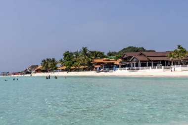 Redang Adası, Malezya - 14 Haziran 2025: Malezya 'daki güzel Redang Adası. Redang Adası kristal berrak suları, el değmemiş kumlu plajları ve canlı deniz yaşamı ile ünlüdür.