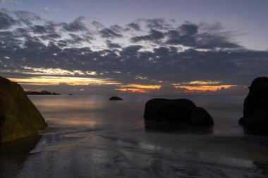 Kuantan, Malezya 'da bulunan Palm Beach olarak da bilinen Teluk Cempedak' ta gün doğumu