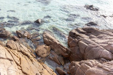 Malezya, Redang Adası Long Beach 'te çok güzel bir kaya oluşumu. Tatil köyünün önünde eşsiz kaya oluşumları var. Gerçekten fotojenik..