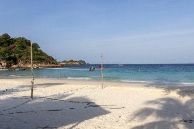 Redang Adası, Malezya 'da voleybol ağlı güzel tropikal plaj manzarası.