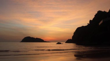 Malezya, Redang Adası 'nda nefes kesen gün doğumu. Parlak güneş ışığı ve renkli gökyüzü, doğal güzelliği arttırıyor.