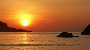 Malezya, Redang Adası 'nda nefes kesen gün doğumu. Parlak güneş ışığı ve renkli gökyüzü, doğal güzelliği arttırıyor.