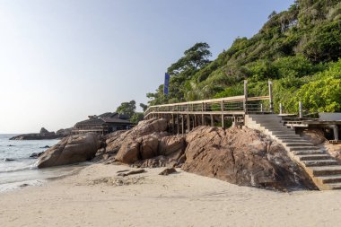 Redang Adası, Malezya - 15 Haziran 2025: Redang Adası Long Beach, Malezya 'da güzel kaya oluşumu. Tatil köyünün önünde eşsiz kaya oluşumları var. Gerçekten fotojenik..