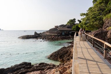 Redang Adası, Malezya - 15 Haziran 2025: Redang Adası Long Beach, Malezya 'da güzel kaya oluşumu. Tatil köyünün önünde eşsiz kaya oluşumları var. Gerçekten fotojenik..