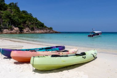 Redang Adası, Malezya - 15 Haziran 2025: Kayak, Malezya 'nın Redang Adası' ndaki beyaz kumlu plaja yerleştirildi