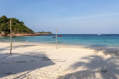 Redang Adası, Malezya - 15 Haziran 2025: Voleybol ağlı Malezya, Redang Adası 'ndaki güzel tropik plaj manzarası.
