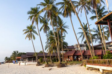 Redang Adası, Malezya - 15 Haziran 2025 Redang Adası 'ndaki çeşitli tatil beldeleri bulunan tropik plaj manzarası.