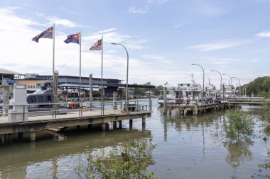 Mersing, Malezya - 17 Haziran 2025: Mersing, Malezya 'da yerel balıkçı iskelesi. Mersing, Malezya 'nın güneydoğu kesiminde yer alan tuhaf bir kıyı kasabasıdır.