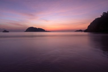 Malezya, Redang Adası 'nda nefes kesen gün doğumu. Parlak güneş ışığı ve renkli gökyüzü, doğal güzelliği arttırıyor.