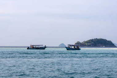 Redang Adası, Malezya - 16 Haziran 2025: Sürat teknesi turistleri Malezya 'daki Redang Adası' na taşıyor.