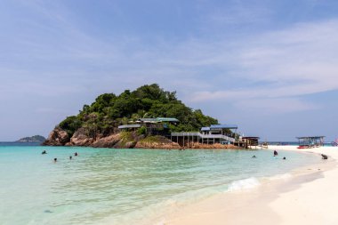 Redang Adası, Malezya - 14 Haziran 2025: Redang Adası ve beyaz kumlu plajları. Redang Adası Malezya 'nın popüler bir adasıdır. Dalış, şnorkelle yüzme ve plajların keyfini çıkarmak için.