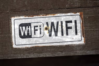 Redang Adası, Malezya - 14 Haziran 2025 Tahta duvarda kablosuz internet sinyali