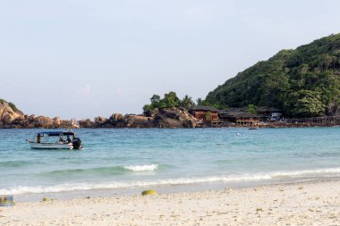 Redang Adası, Malezya - 14 Haziran 2025: Redang Adası ve beyaz kumlu plajları. Redang Adası Malezya 'nın popüler bir adasıdır. Dalış, şnorkelle yüzme ve plajların keyfini çıkarmak için.