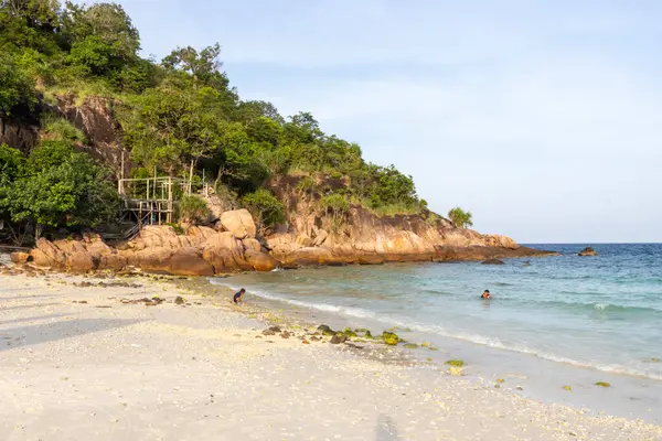 Redang Adası, Malezya - 14 Haziran 2025: Redang Adası ve beyaz kumlu plajları. Redang Adası Malezya 'nın popüler bir adasıdır. Dalış, şnorkelle yüzme ve plajların keyfini çıkarmak için.