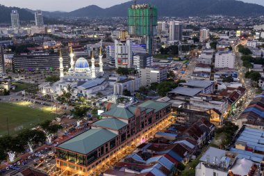 Kuantan, Malezya - 13 Haziran 2025: Günbatımında Kuantan şehrinin Ariel manzarası. Kuantan, Malezya yarımadasının doğu kıyısındaki en büyük şehirdir.