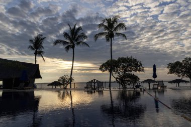 Havuzda gökyüzünün yansıması olan bir otelde gün doğumu.. 