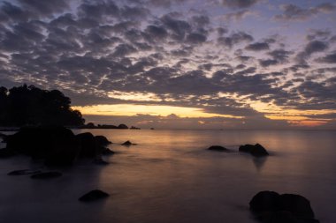 Kuantan, Malezya 'da bulunan Palm Beach olarak da bilinen Teluk Cempedak' ta gün doğumu